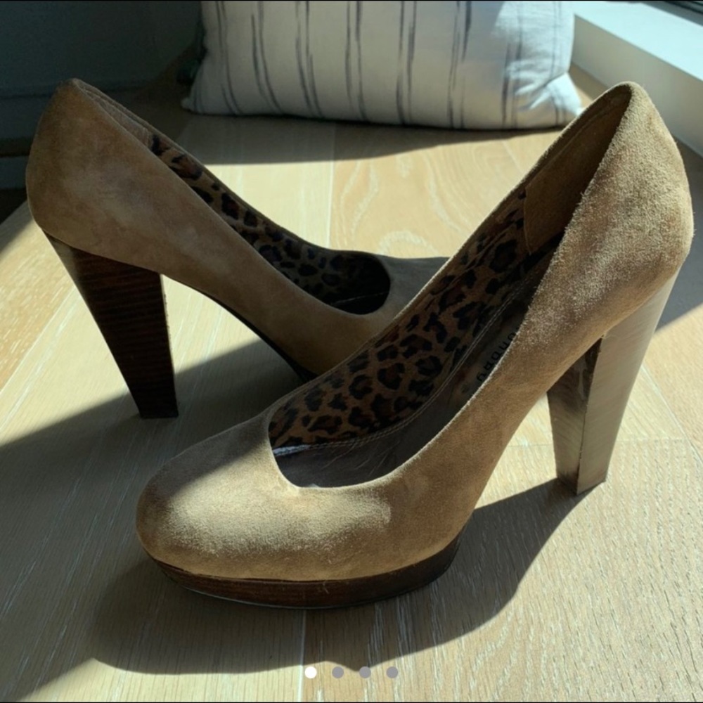 CHINESE LAUNDRY beige suede platform heels